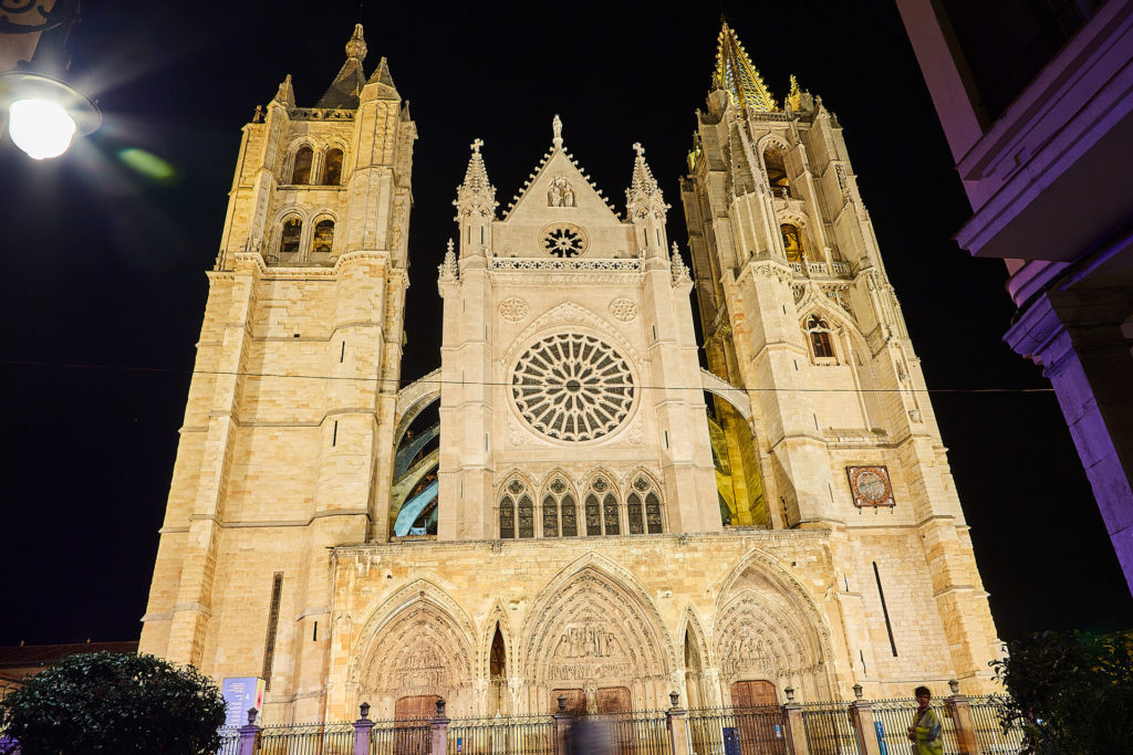 Prilux renouvelle l’éclairage de la façade principale de la cathédrale de León