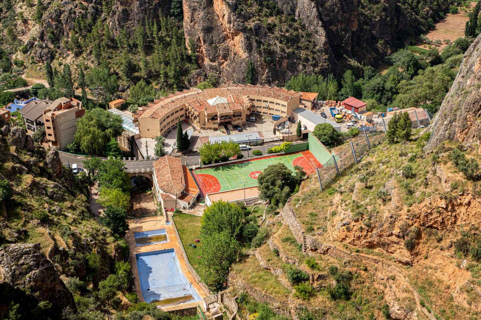 Iluminação rodoviária e desportiva em Ayna (Albacete)