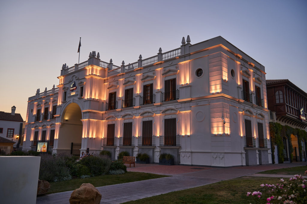 Diseño Dinámico con Tecnología RGB y Control DMX en McArthurGlen – Málaga